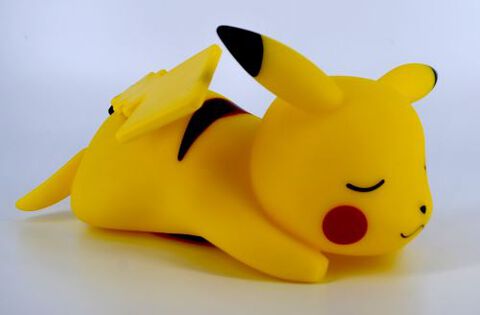 1 veilleuse pokemon pikachu + 1 voiture mario kart