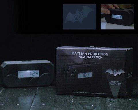 Un réveil Batman qui projette le Bat-Signal sur un mur